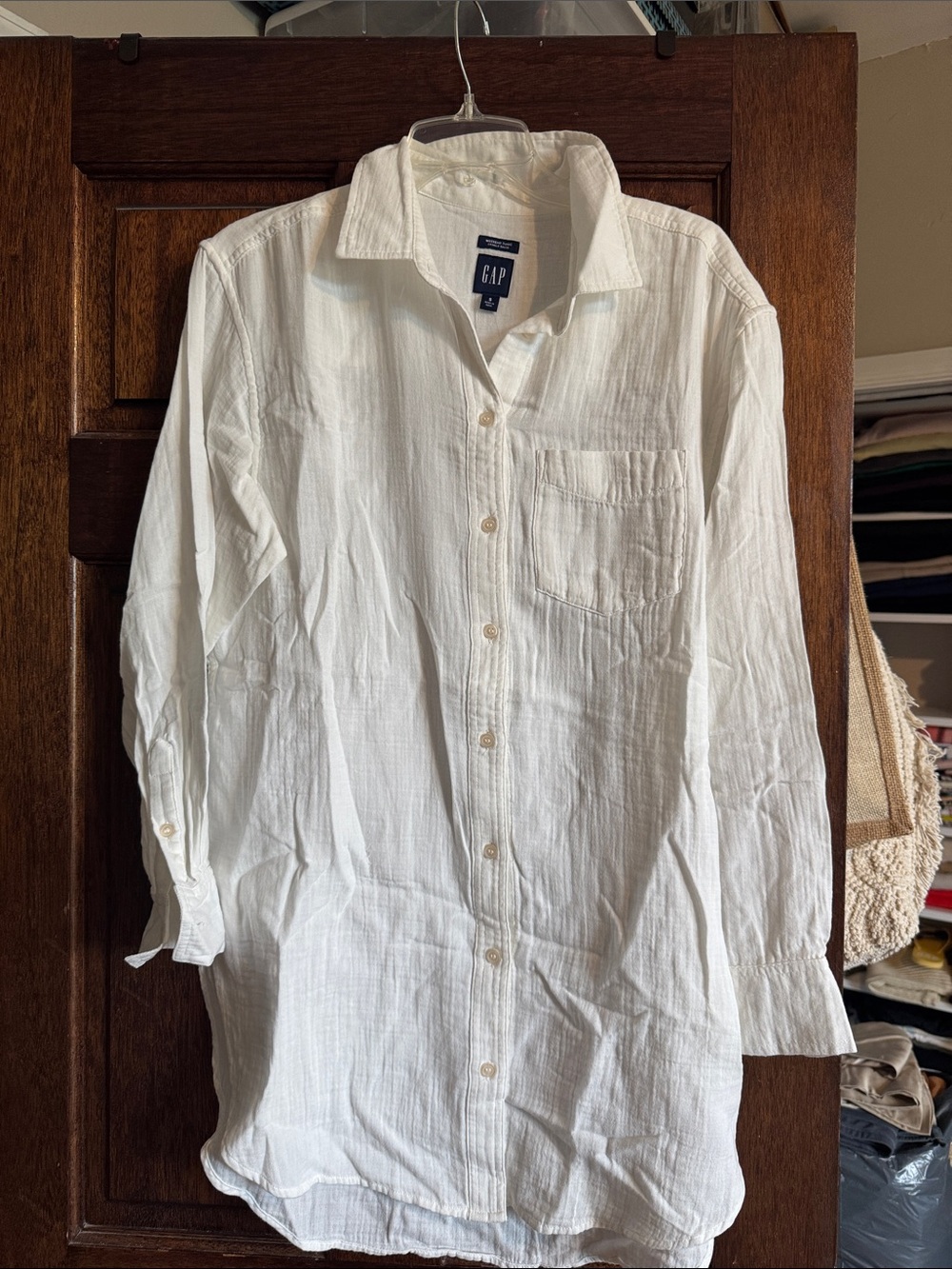 GAP Women’s White Crinkle Gauze Long-Sleeve Button-Down Shirt